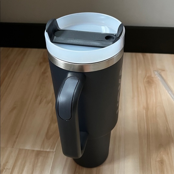 NWOT Hoka Black Insulated 40 oz Tumbler w/unopened plastic straw - Picture 3 of 6